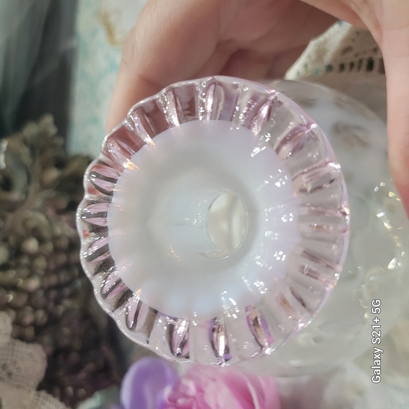 Elegant Glass Vase with Pink Rim - Picture 4 of 7